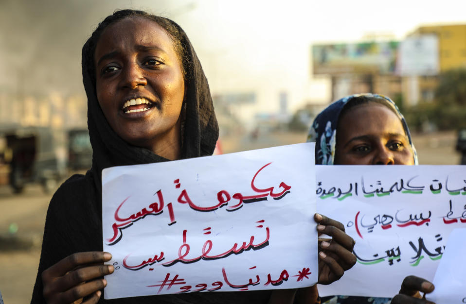 Sudanilaisia naisia protestoimassa sotilashallitusta vastaan.