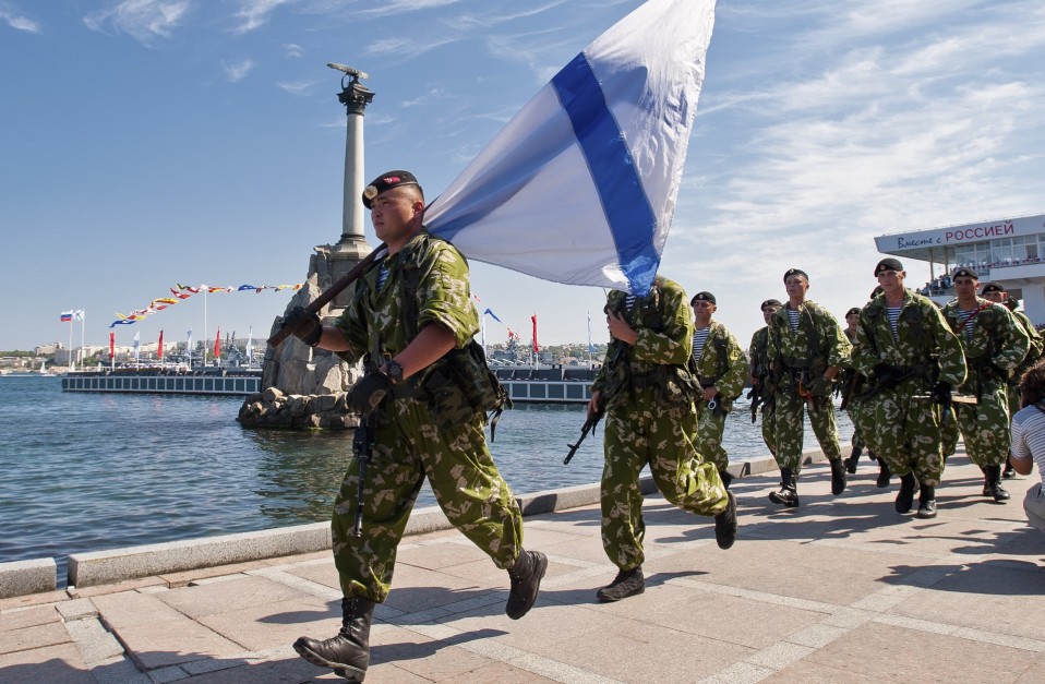 Venäjän Mustanmeren laivaston sotilaat marssivat paraatissa Ukrainalta vallatulla Krimillä Sevastopolin kaupungissa heinäkuussa 2014.