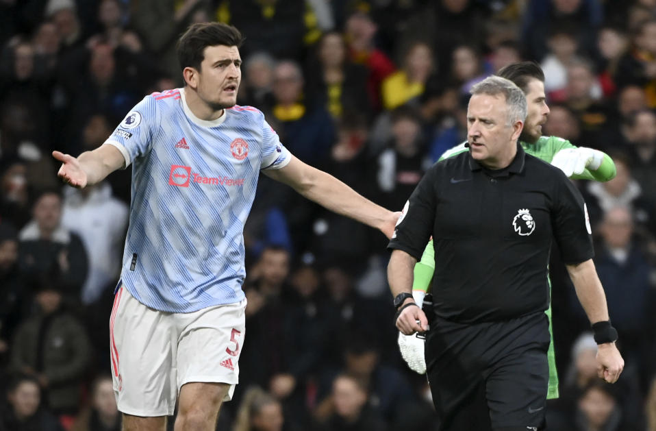 ManUn toppari Harry Maguire (vas.) ja erotuomari Jonathan Moss.