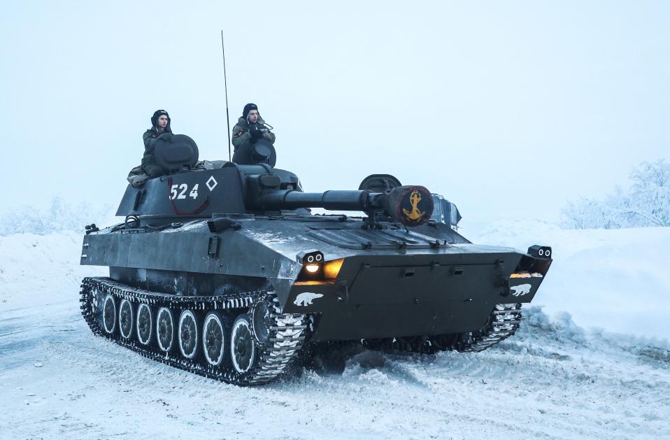 2S1 Gvozdika-panssarihaupitsin miehistö taisteluharjoituksissa sotilasharjoituksissa Sputnikin kylässä, Murmanskin alueella Venäjällä.