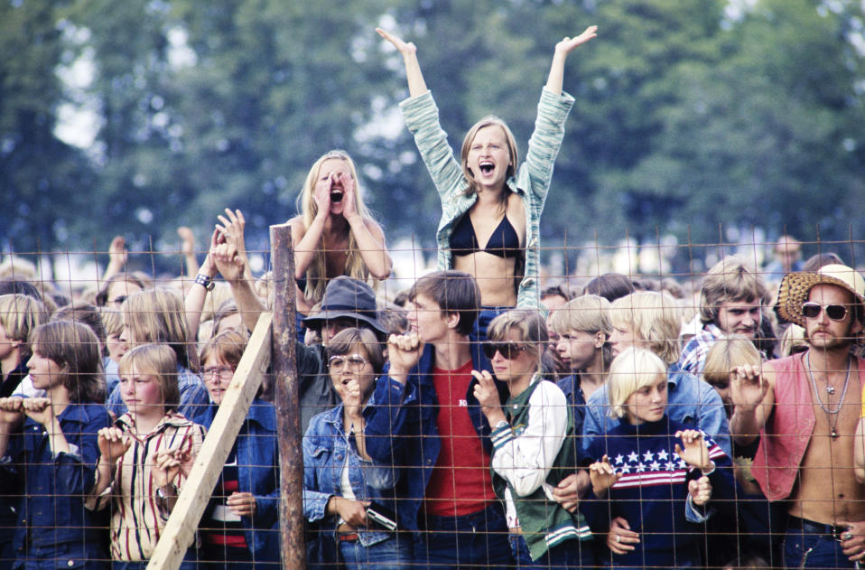 Nuorta yleisöä ihastelemassa Chuck Berryn esiintymistä Ruisrockissa vuonna 1976.