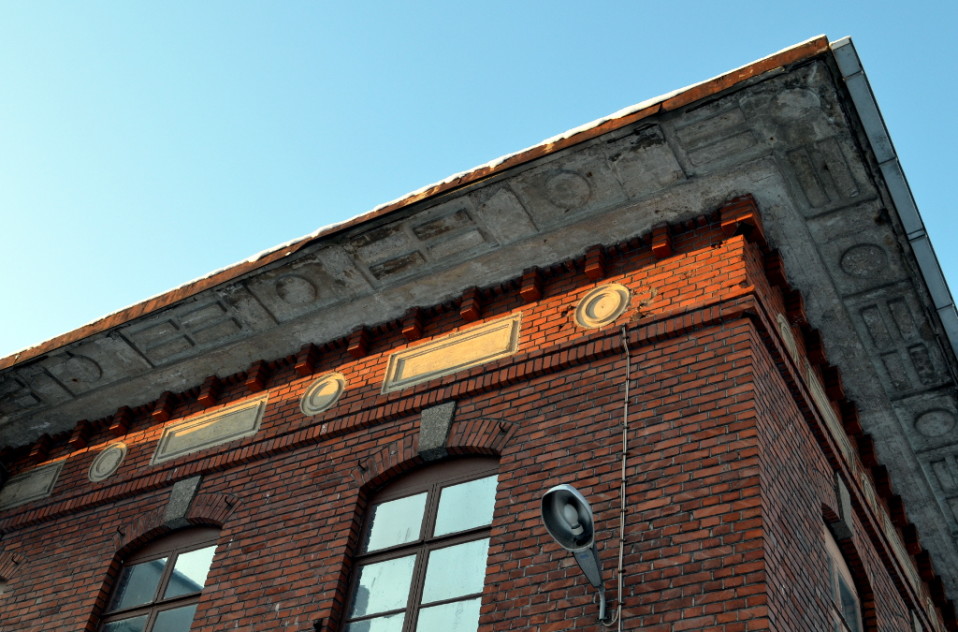 Kymin tehtaiden paperitehtaan geometrista räystäskoristelua.