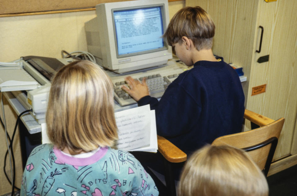 Oppilaat päätteen ääressä oppitunnilla lokakuussa 1992 Hillerikujan koulussa Helsingissä.