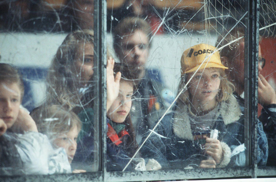 Yleisöä lasin takana jääkiekon SM-liigan Tampereen Ilveksen ja TPS:n loppuottelussa vuonna 1990.