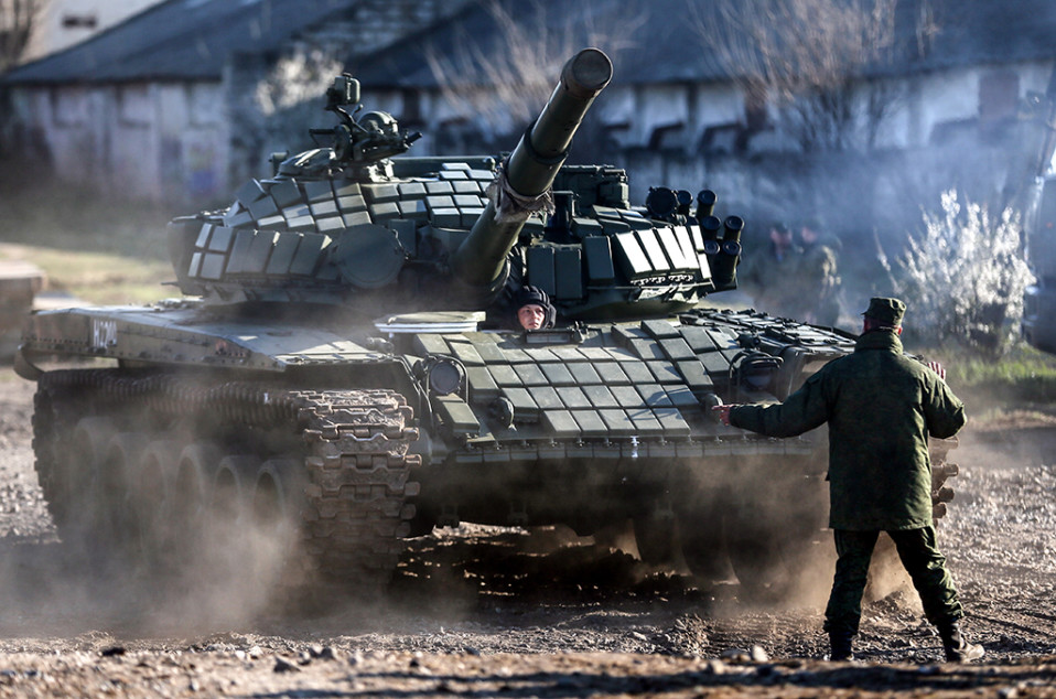 Uudistettu T-72 tankki tuodaan Venäjältä Krimille maaliskuussa 2014. Venäjän armeija sijoitti sen Ukrainan armeijan entiseen tukikohtaan.