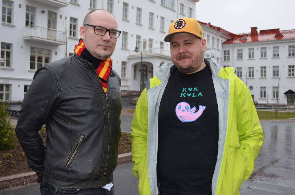 Toni Kurkimäki ja Mikko Jokipii Seinäjoen vanhan keskussairaalan edustalla