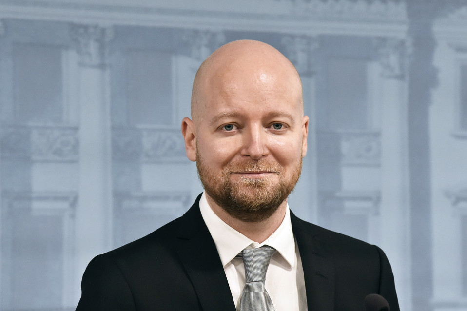 Opetusministeri Jussi Saramo tiedotustilaisuudessa Valtioneuvoston linnassa.