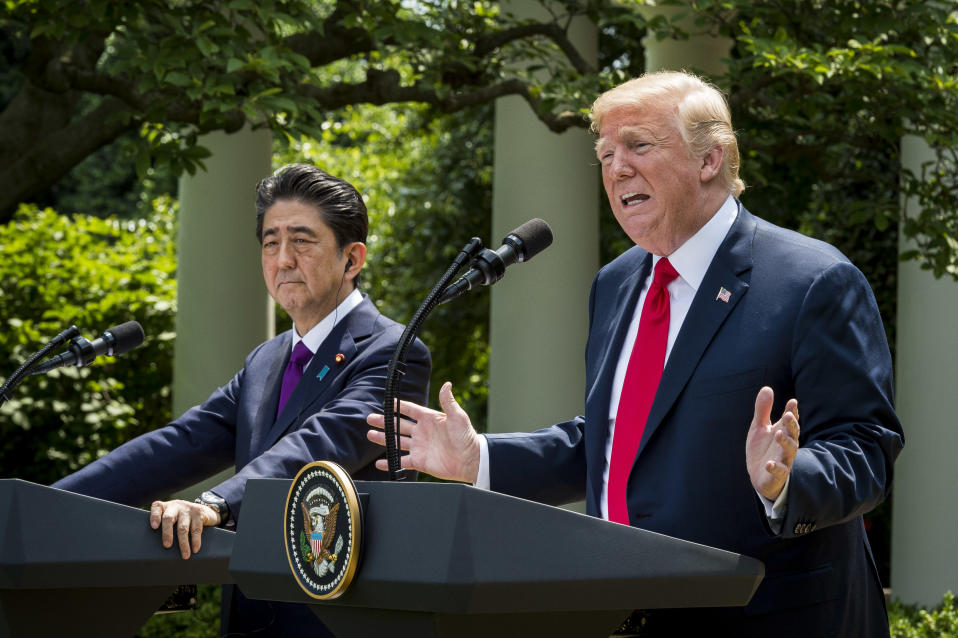 Japans premiärminister Shinzo Abe och Donald Trump under presskonferensen i Vita husets rosenträdgård.