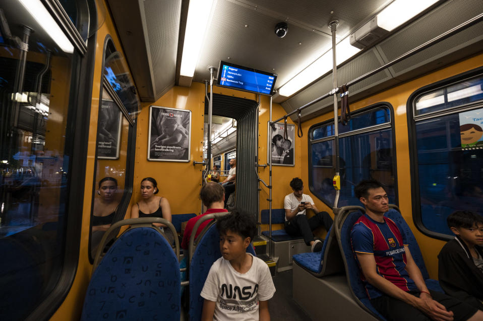 Ihmisiä raitiovaunussa matkalla kohti Hjällbota Göteborgissa heinäkuussa 2021. 