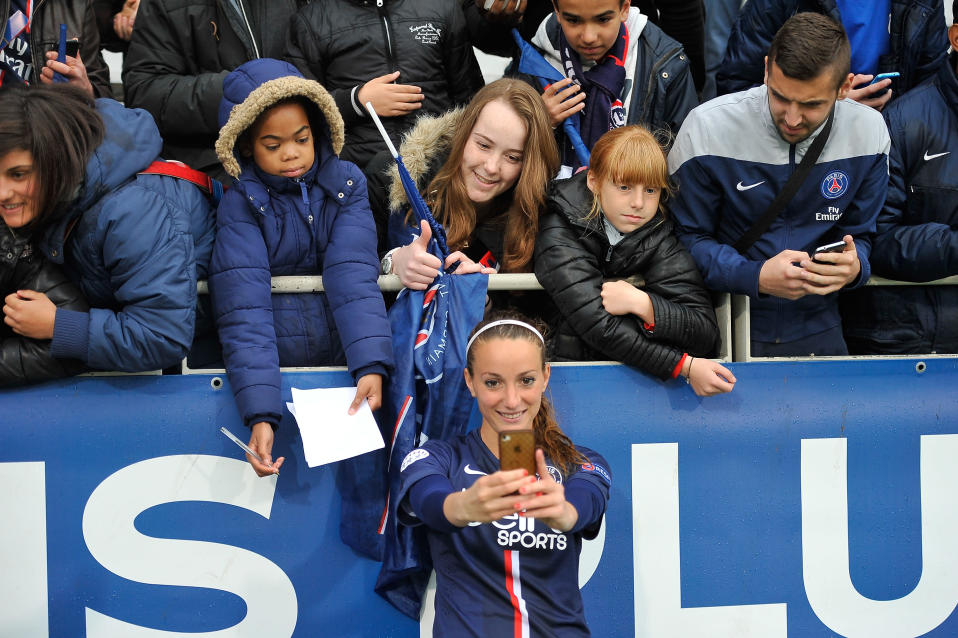 Kosovare Asllani poseeraa fanien kanssa.