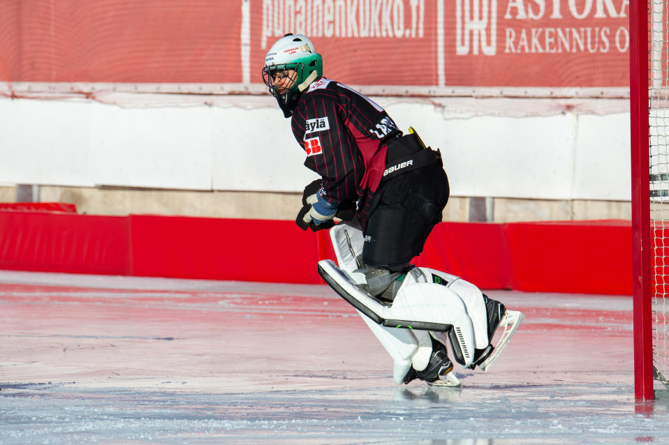 Olli Lappalainen Porvoon Akilleksen maalinsuulla.