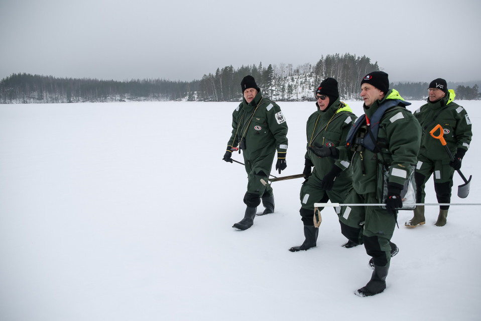 Presidentti Sauli Niinistön kanssa Saimaan jäällä olivat mm. Etelä-Karjalan maakuntajohtaja Matti Viialainen, Metsähallituksen pääjohtaja Pentti Hyttinen ja laskennasta vastava Metsähallituksen suojelubiologi Jouni Koskela.