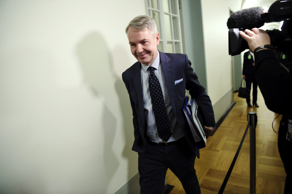 Ulkoministeri Pekka Haavisto menossa eduskunnan perustuslakivaliokunnan kuultavaksi Helsingissä 14. tammikuuta 2020.