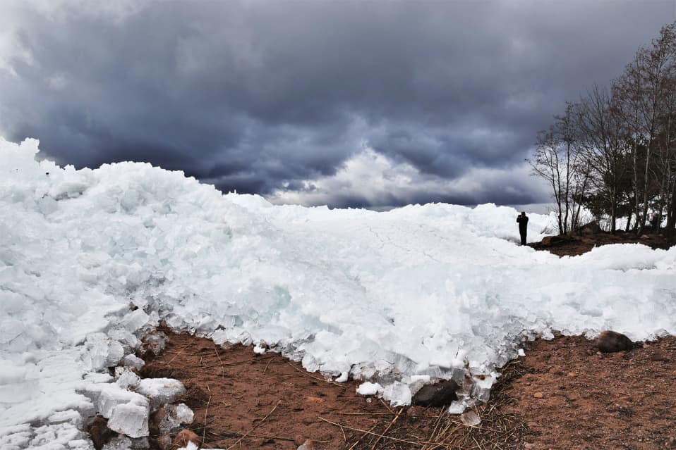 Galerie: Am Ufer des Finnischen Sees türmen sich Eiswürfel