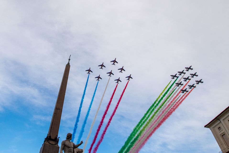 Lentokoneiden vanoissa Ranskan ja Italian lippujen värit taivaalla.