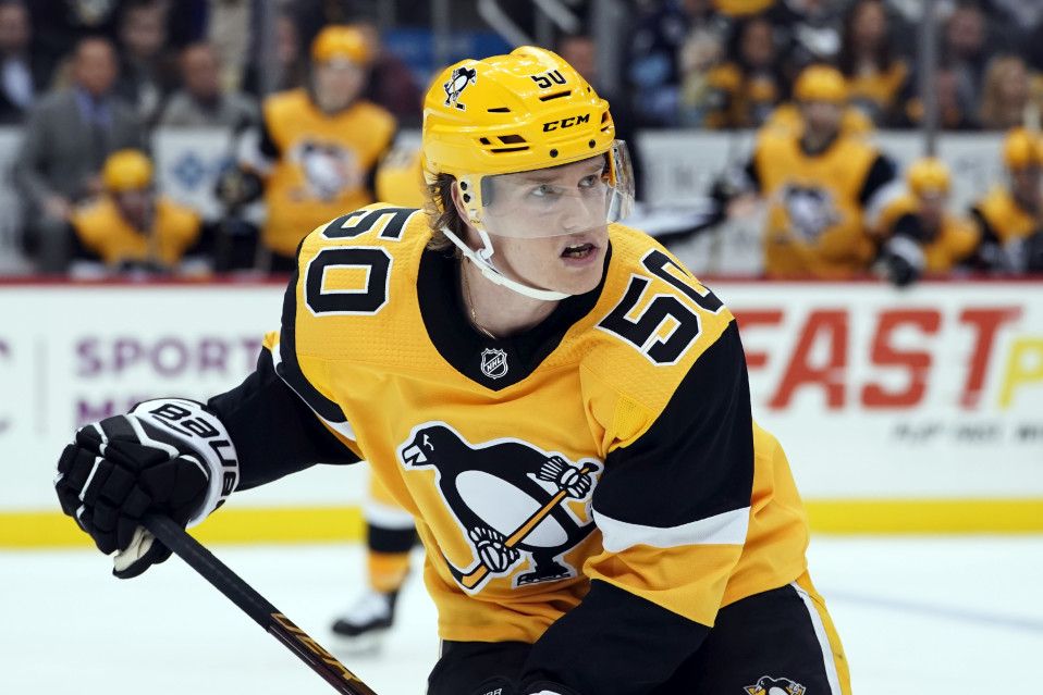 Juuso Riikola spelar ishockey för NHL-laget Pittsburgh Penguins.