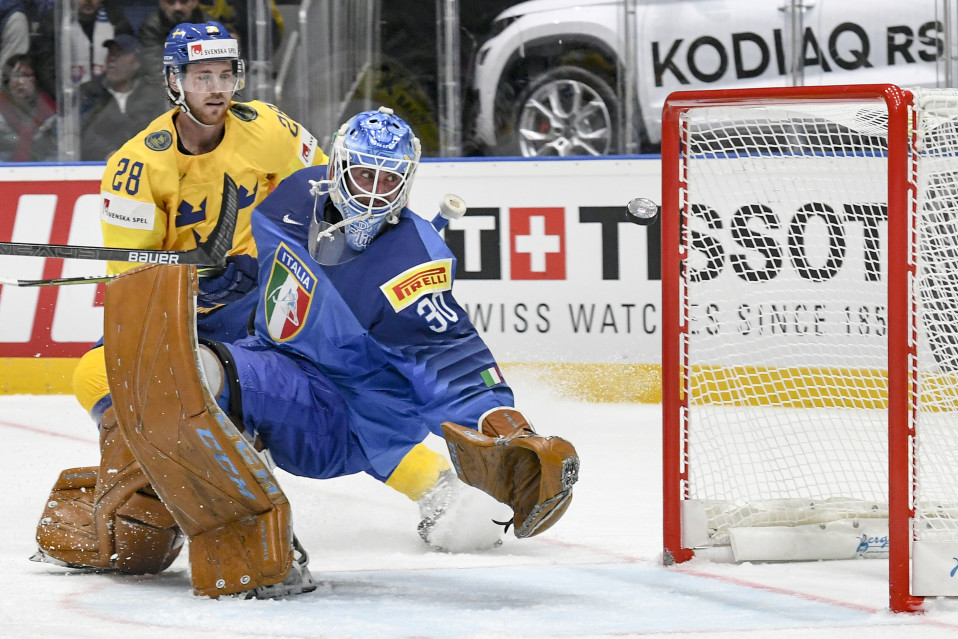 Italiens målvakt Marco De Filippo och Sveriges anfallare Elias Lindholm.