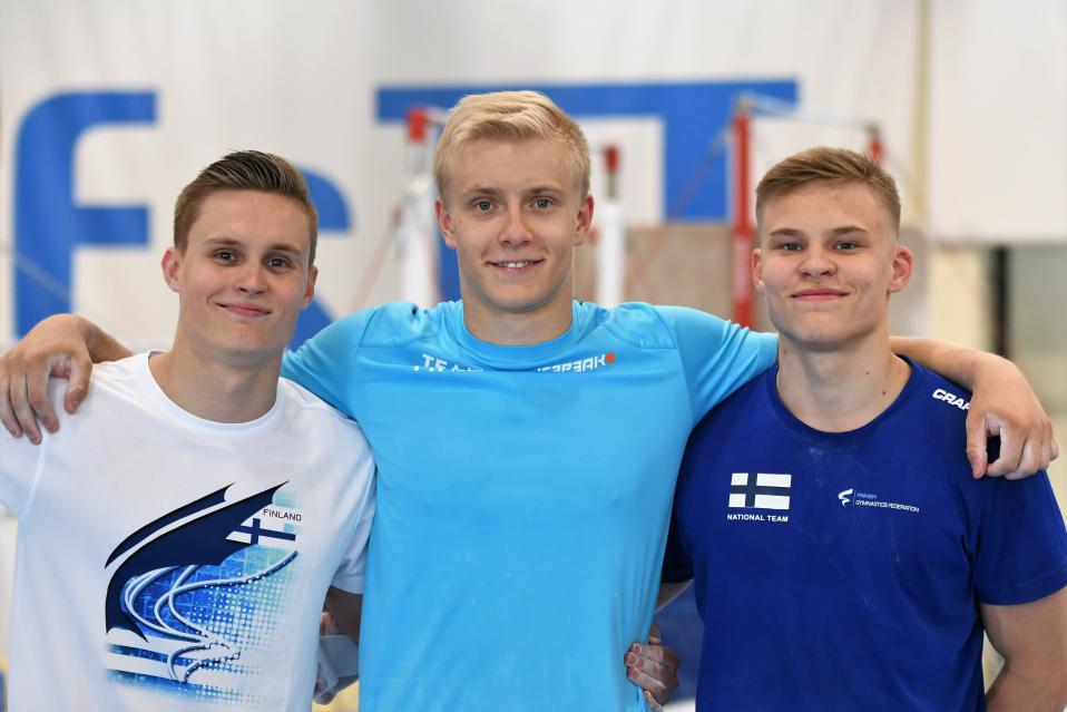 Gymnasterna Oskar Kirmes, Emil Soravuo och Robert Kirmes poserar tillsammans.