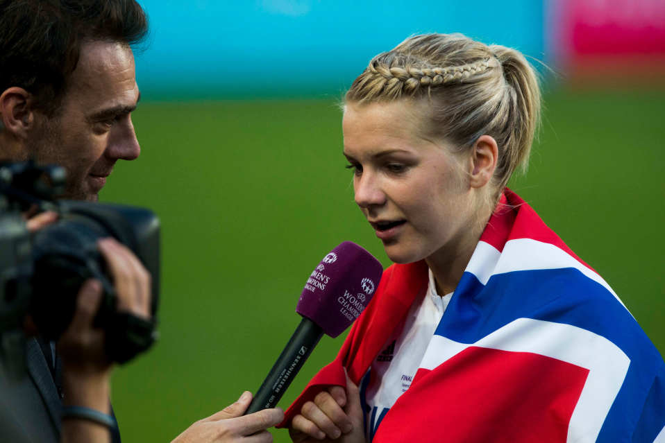 Ada Hegerberg blir intervjuad.