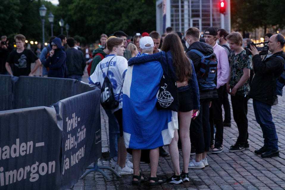 Pettyneitä jääkiekkofaneja Mantan patsaalla hävityn MM-finaalin jälkeen.