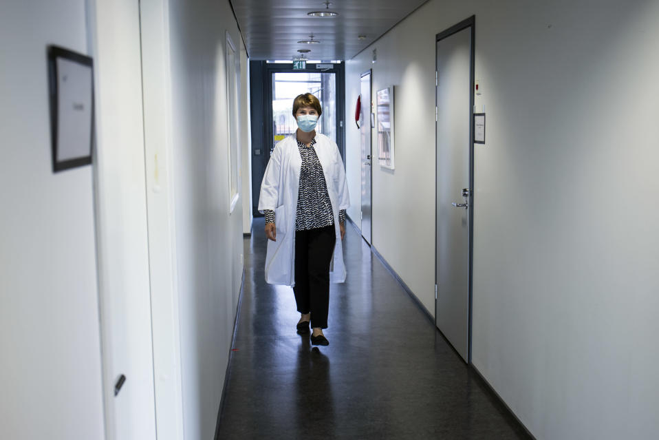 Helena Liira kävelemässä sairaalan käytävällä. 