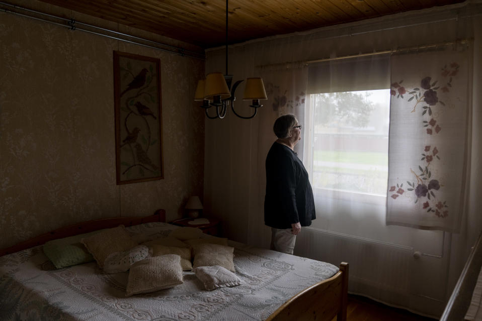 Anja Haaparanta seisoo makuuhuoneessaan ja katsoo ikkunan läpi tukiasemaa