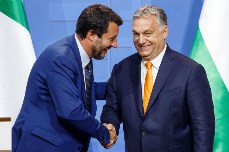 Matteo Salvini ja Viktor Orban kättelevät. 