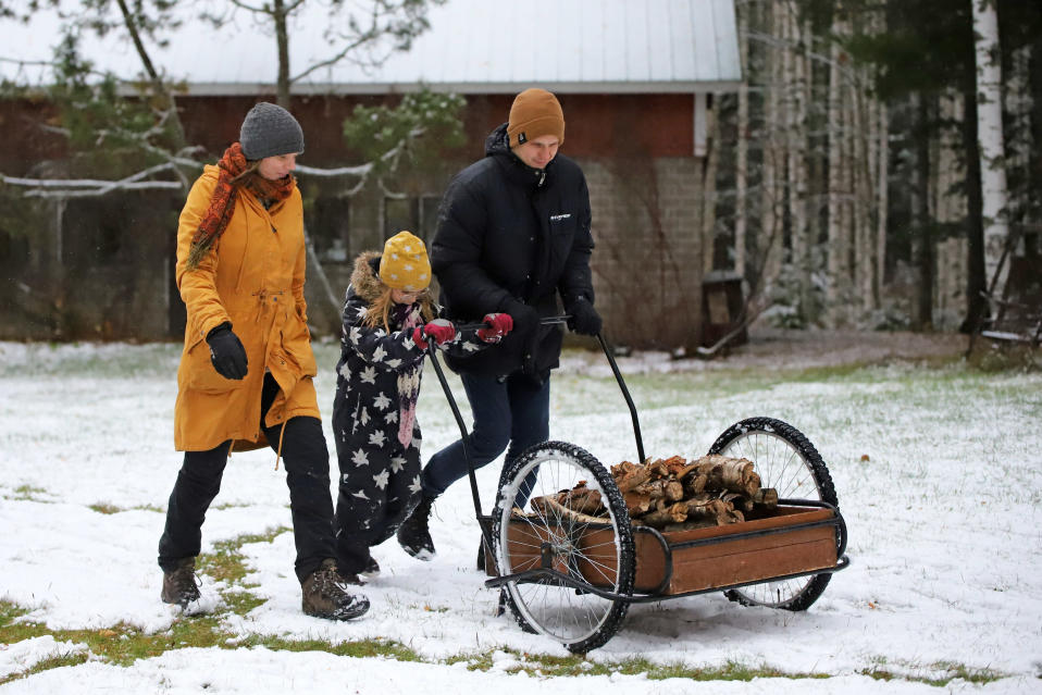 Heini ja Sakari Niinimäki muuttivat kahden alakouluikäisen tyttärensä kanssa Punkaharjulle heinäkuun lopussa.