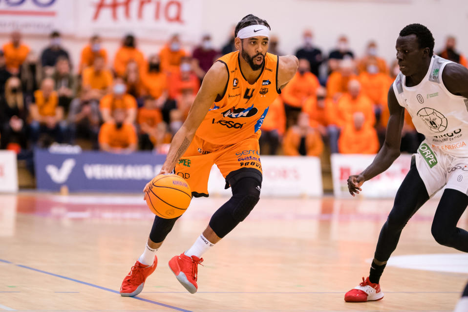 Karhu Basketin Rene Rougeau kuljettaa koripalloa oranssissa peliasussa.