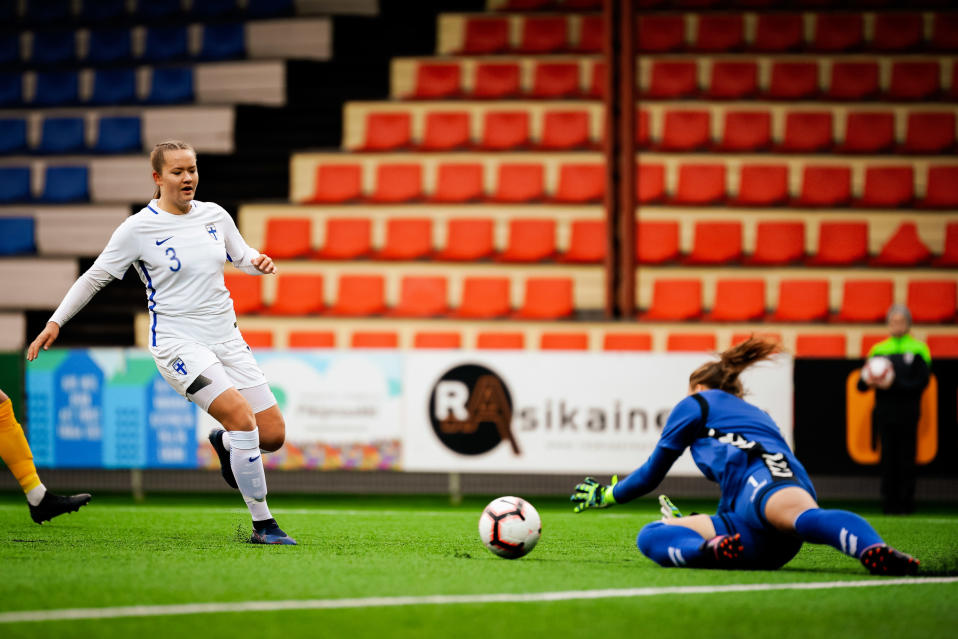 Jenna Topra (vas.) onnistui maalinteossa syksyllä 2019, kun Suomen U19-joukkue voitti EM-karsinnoissa Liettuan.