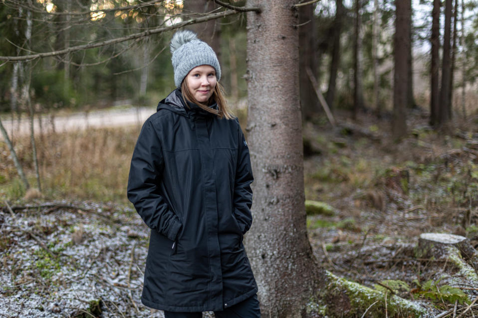 Saimaan vesiensuojeluyhdistyksen hankekoordinaattori Maarit Moisio Immalanjärven läheisessä turvepohjaisessa metsässä. 