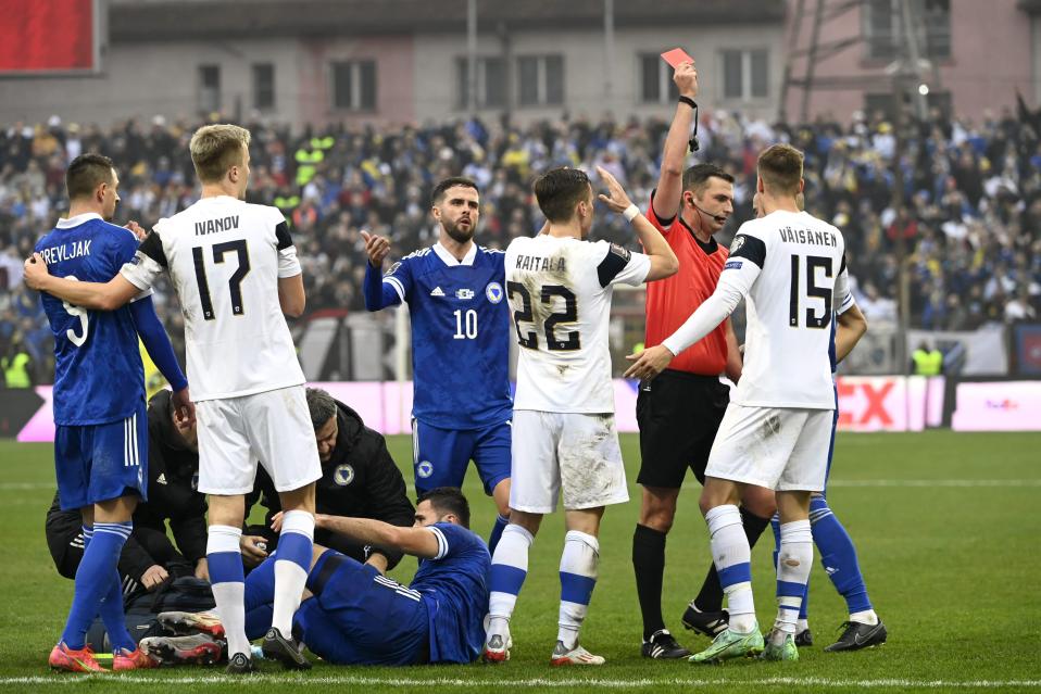 Robert Ivanov seuraa Leo Väisäsen kanssa, kun Jukka Raitalalle näytetään punaista korttia Bosnia-Herzegovina-pelissä