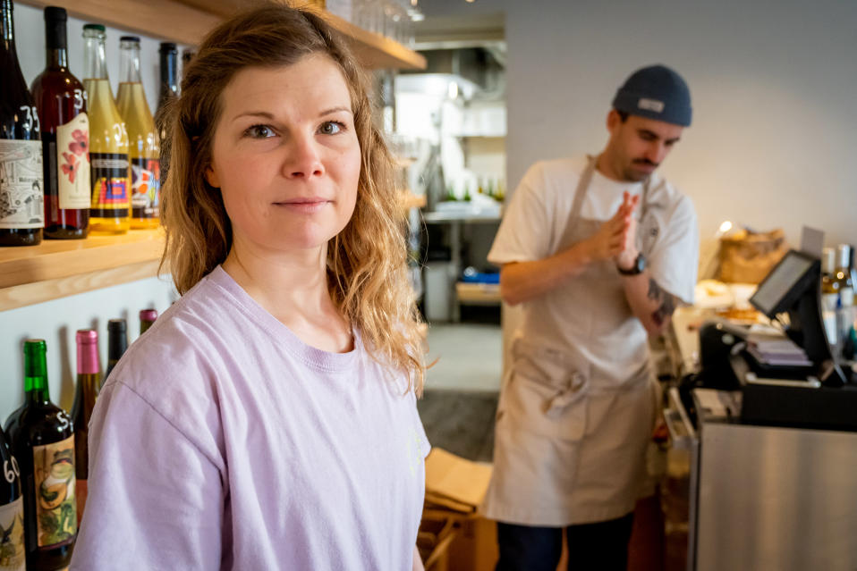 Kahvilatyöntekijä Riikka Lamminen Way Bakeryssä Helsingin Kalliossa.