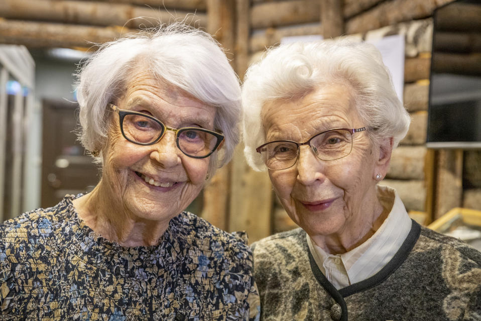 Maire Rautakoski ja Maire Takkinen hymyilevät lähekkäin sotaveteraanimuseossa.