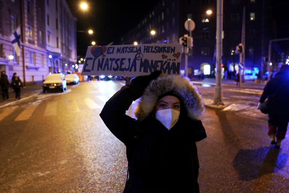 Helsinki ilman natseja -mielenosoittaja kanssa Helsingissä itsenäisyyspäivänä. 