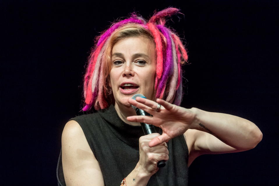 Lana Wachowski värikkäässä kampaukseessaan.