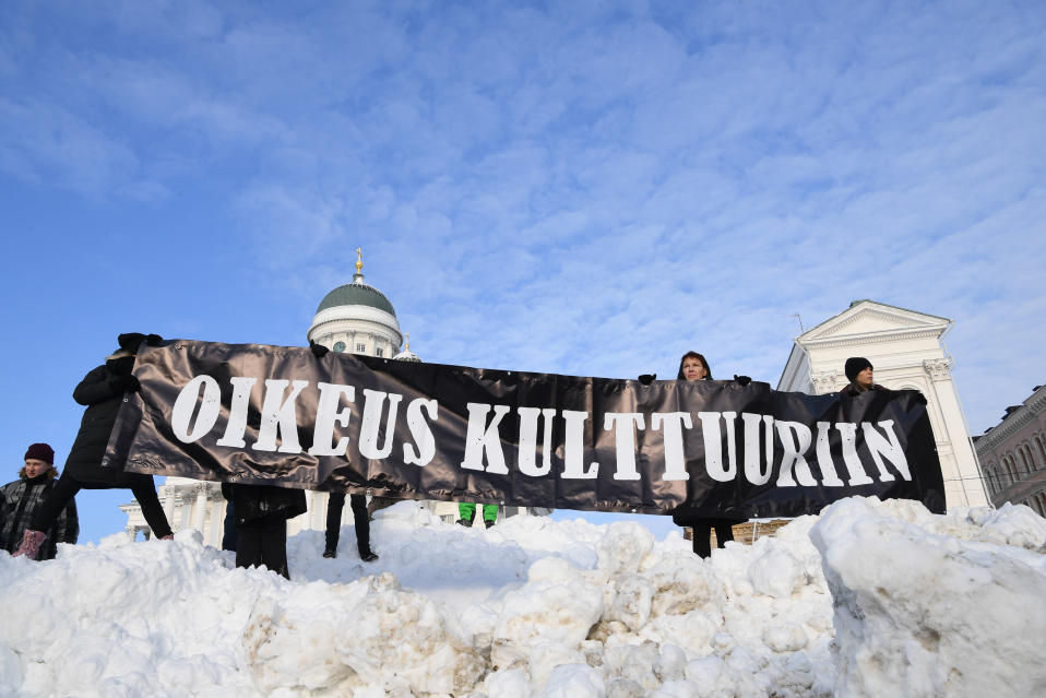 Kulttuuri- ja tapahtuma-ala osoitti mieltään ja vaati nykyisen sulkutilan olevan viimeinen koronaepidemian aikana. Mielenilmaus järjestettiin Helsingin Senaatintorilla.