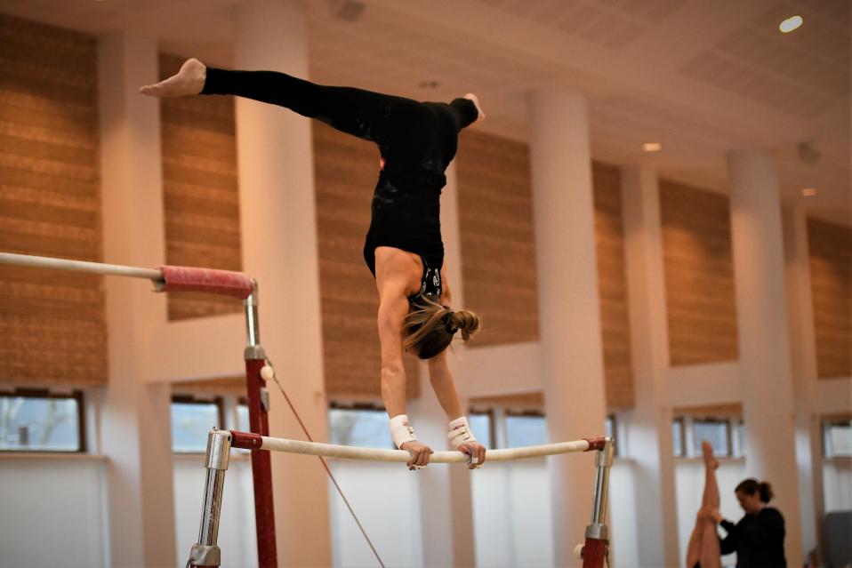 Gymnasten Rosanna Ojala tränar på barr.