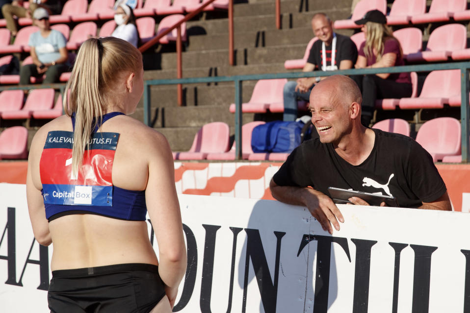 Wilma Murto keskustelee valmentajansa Jarno Koivusen kanssa.