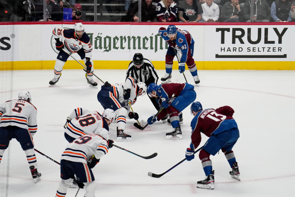 Edmonton Oilersin ja Colorado Avalanchen pelaajia kuvassa.