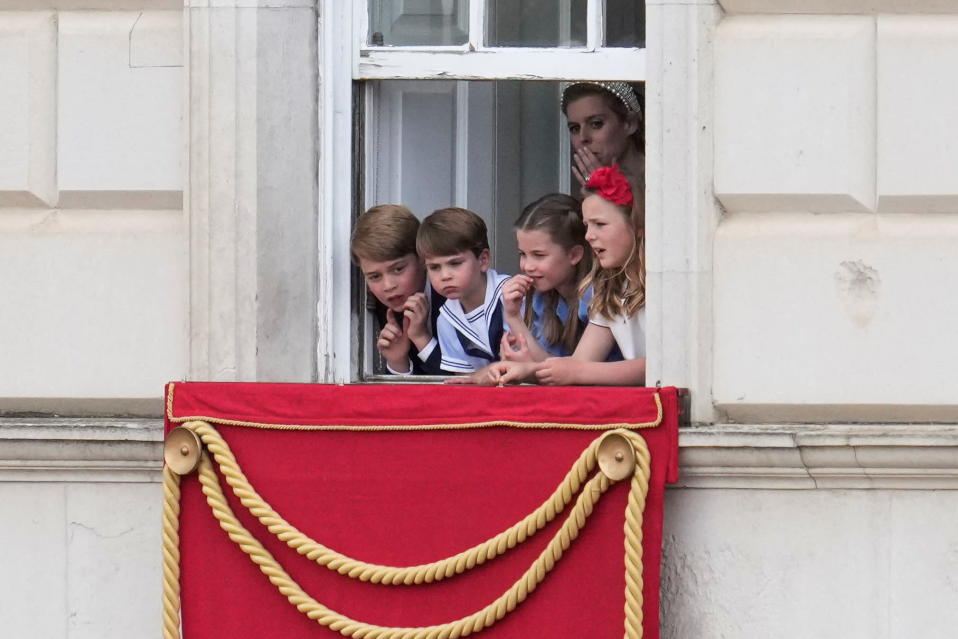 Prinssi George, prinsessa Charlotte ja prinssi Louis katselevat ikkunasta Trooping the Colour -paraatia.
