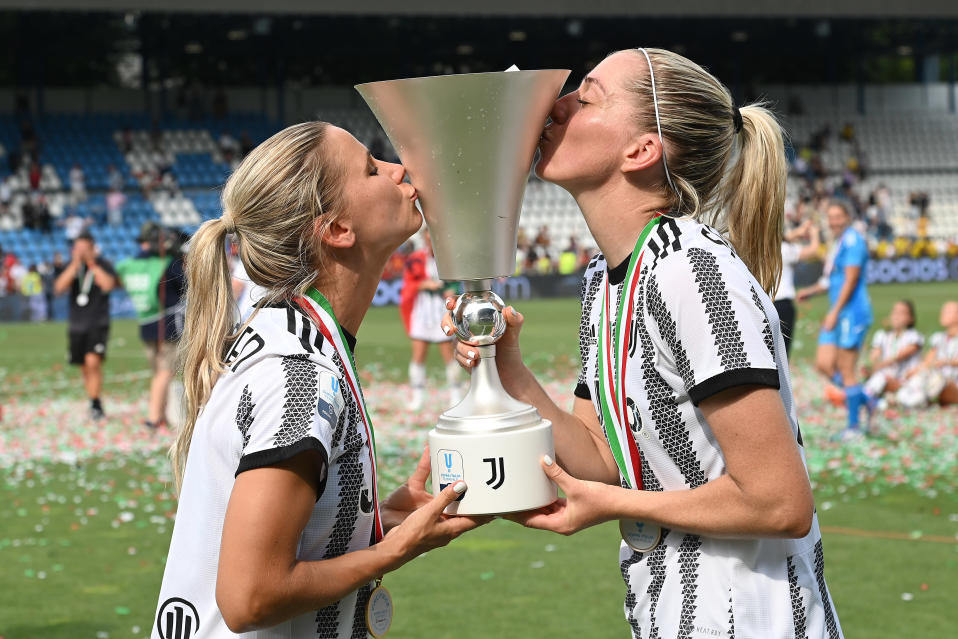 Juventuksen Tuija Hyyrynen ja Linda Sembrant juhlivat Italian cupin voittoa toukokuussa.