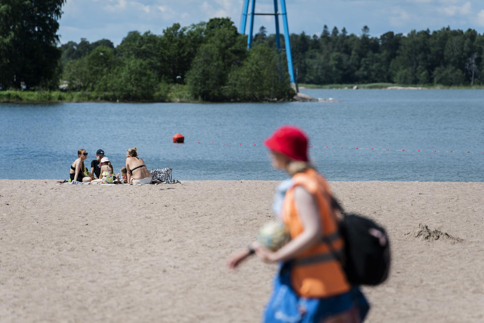Hietarannan uimarannalla Helsingissä nautittiin aurinkoisesta päivästä 21. kesäkuuta 2022.