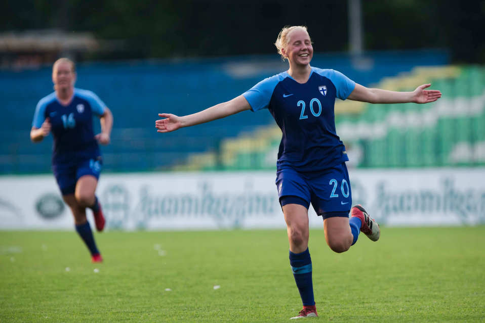 Eveliina Summanen juhlii maalia Serbia-vierasottelussa kesällä 2018.