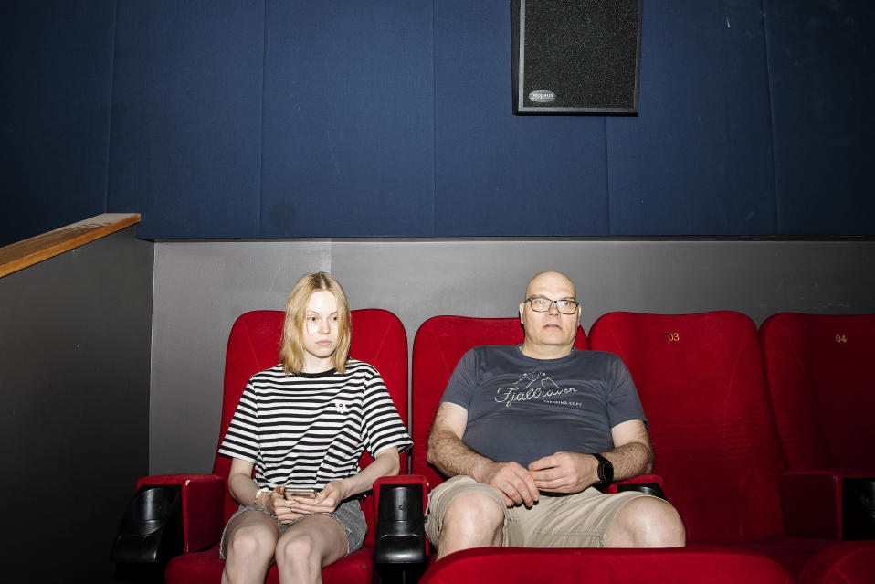 Isä ja tytär Jaakko Levä ja Ilona Levä vierailivat Finnkino Tennispalatsissa Helsingissä 1. heinäkuuta 2022.