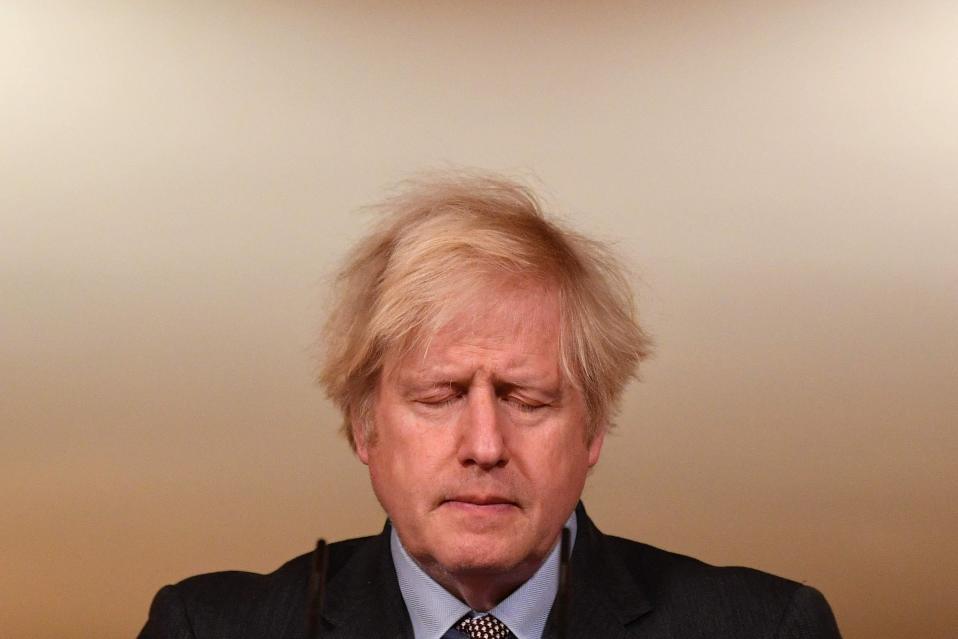 Boris Johnson silmät kiinni.