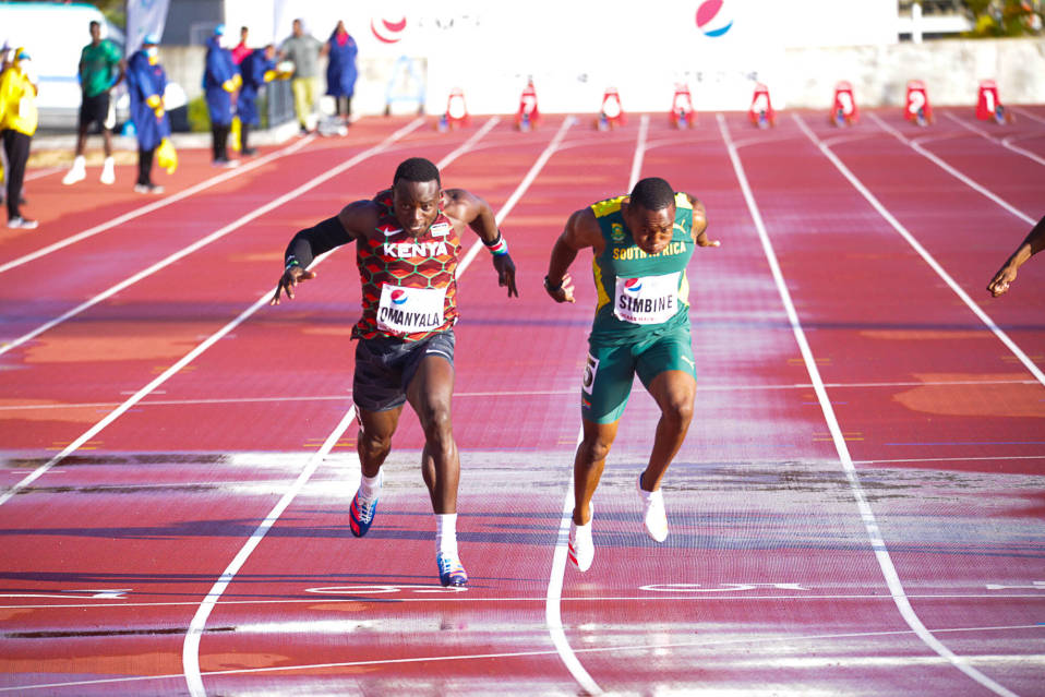 Kenian Ferdinand Omanyala ja Etelä-Afrikan Akani Simbine taistelevat 100 metrin voitosta Afrikan mestaruuskisoissa 2022.