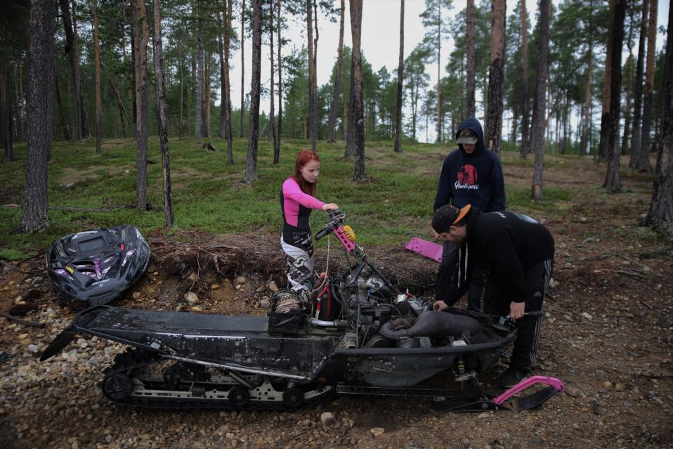 Pinja Pieskin watercross-kelkkaa joutuu jatkuvasti huoltamaan. Mekaanikot Jesse Siivikko ja Saku Kallioinen. 