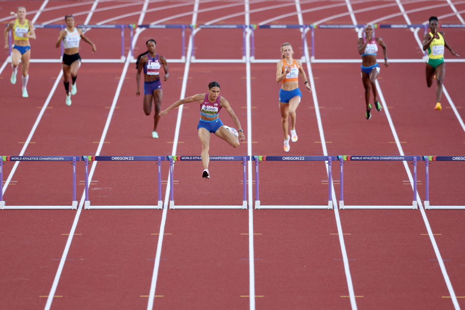 Sydney McLaughlin ylittää aitaa naisten 400 metrin aitafinaalissa.