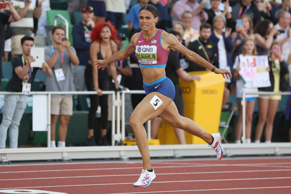 Sydney McLaughlin juoksee maailmanennätyksen.